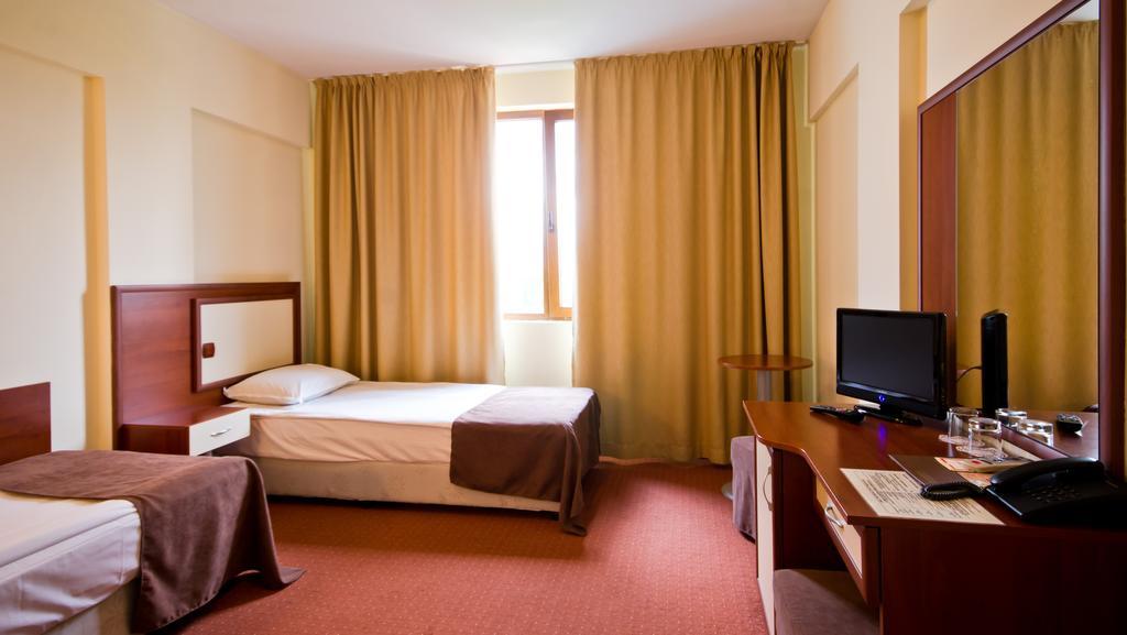 Nadejda Hotel Sofia Esterno foto