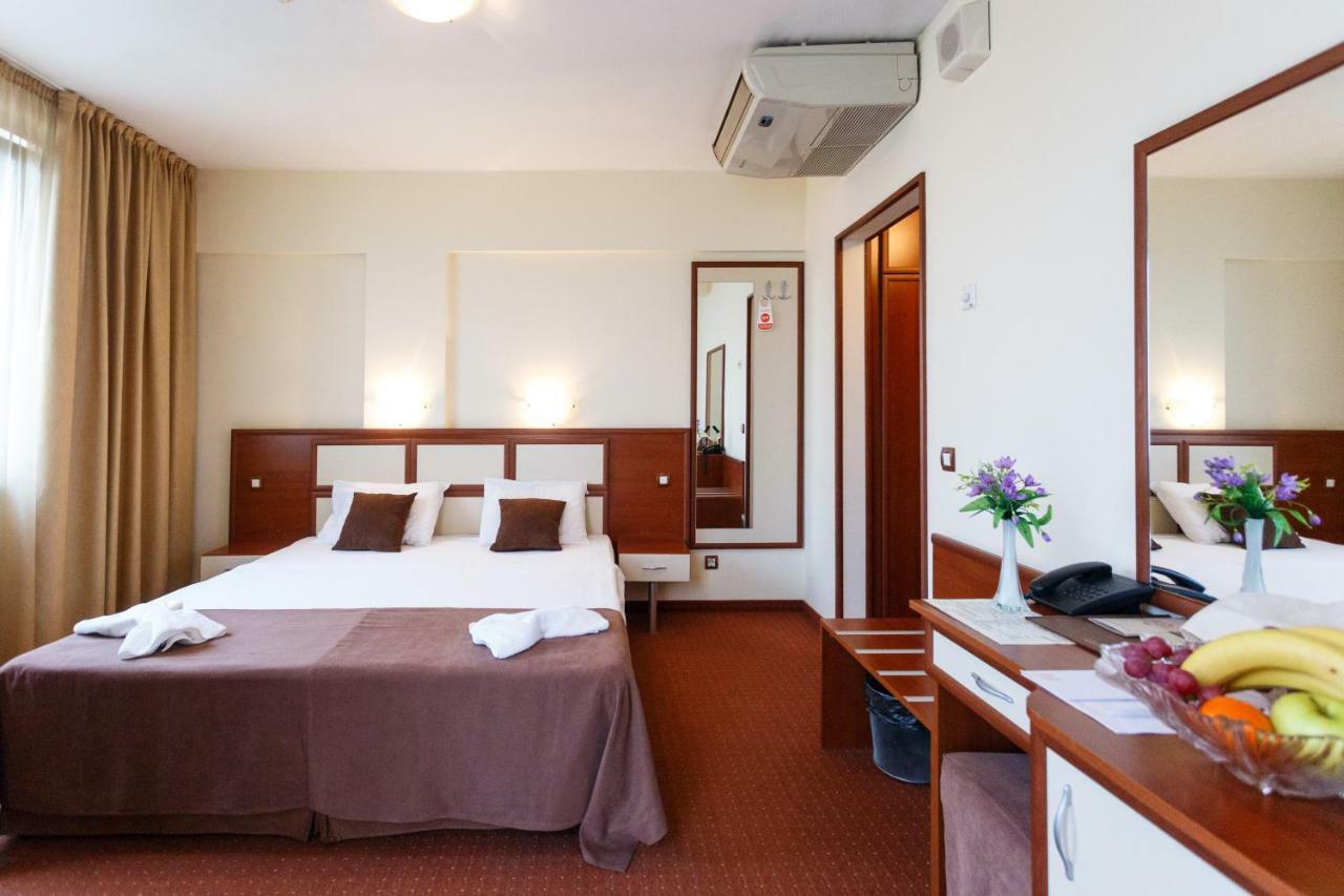 Nadejda Hotel Sofia Esterno foto